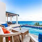 Waves On Shoal Bay Villa