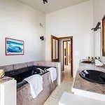 Waves On Shoal Bay Villa