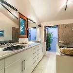 Waves On Shoal Bay Villa
